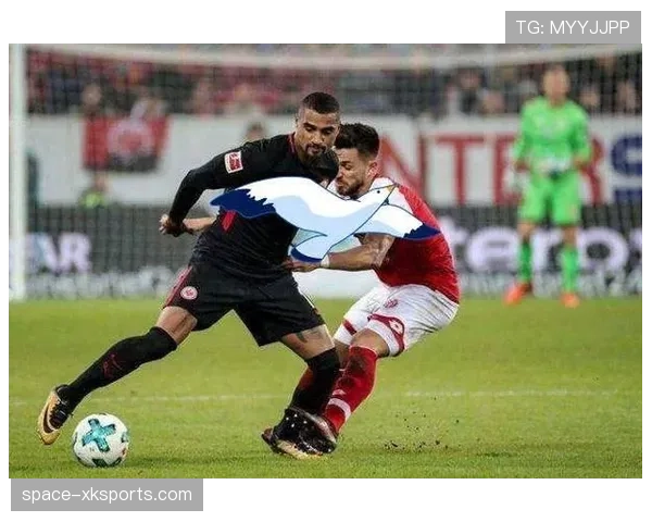 大风天气影响柏林联合对阵法兰克福比赛，皮球运行轨迹多变