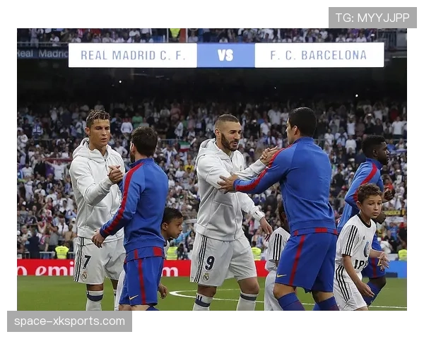 消息：蒙扎对阵维罗纳比赛因球迷向场内投掷烟雾弹中断，赛事方将追查商业责任